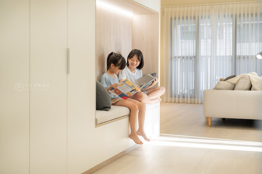 客廳，搭配白色櫃體 | GU1124莫斯白橡 SPC地板 | NAXHORN 犀牛地板