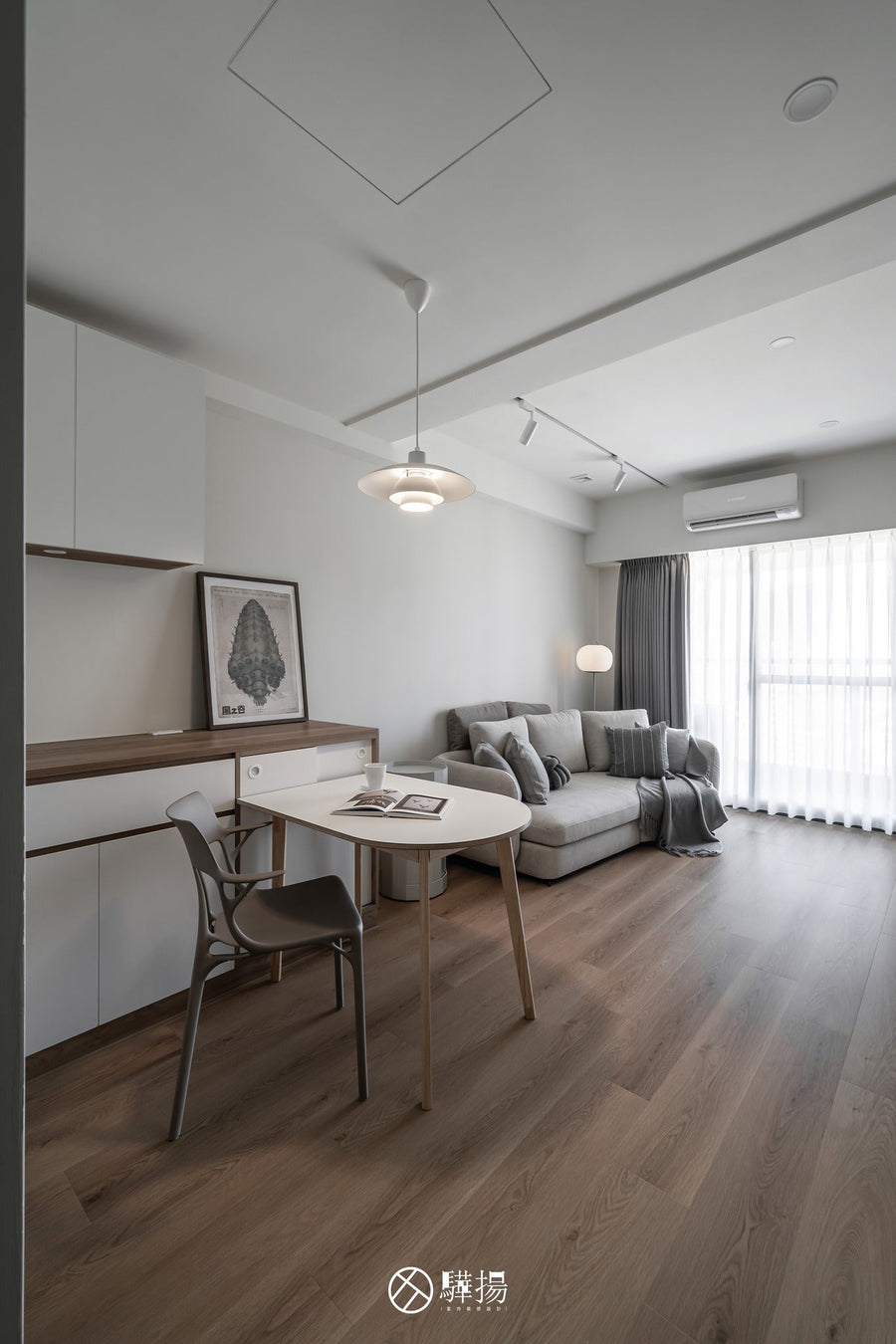 公領域全景照搭配白色櫃體 | GP7105 坎德斯橡木 木地板 | NAXHORN 犀牛地板