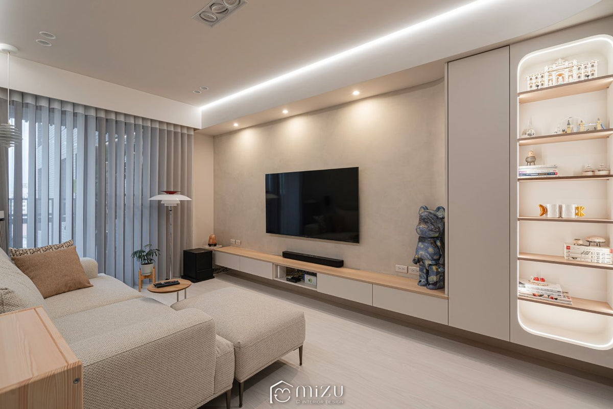 客廳電視牆與弧形展示櫃全景，米白沙發搭配淺木地坪 | GP7109 萊博淺橡 超耐磨木地板 | NAXHORN 犀牛地板