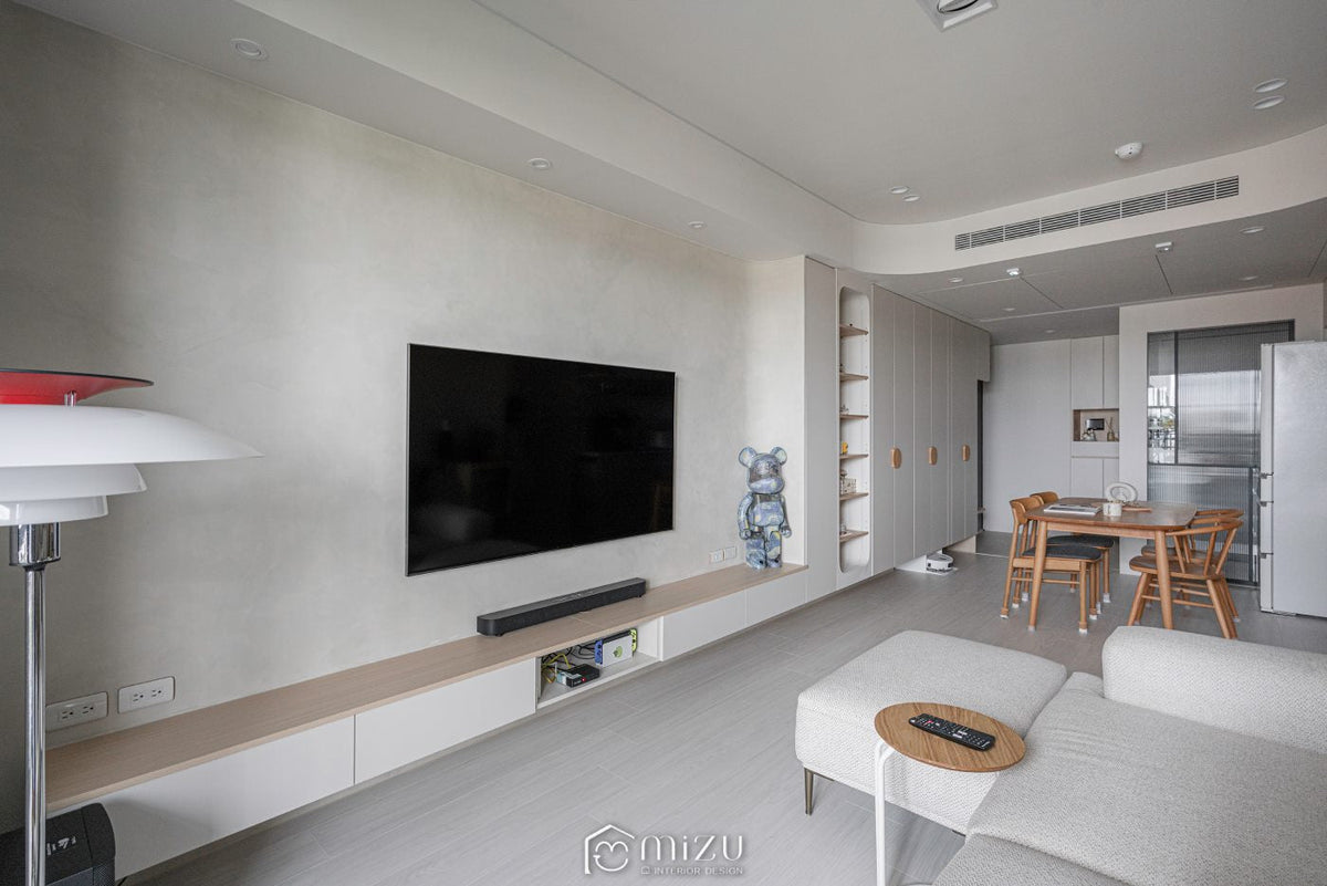 客廳電視牆望向餐廳，懸浮木質電視櫃搭配淺木地坪 | GP7109 萊博淺橡 超耐磨木地板 | NAXHORN 犀牛地板