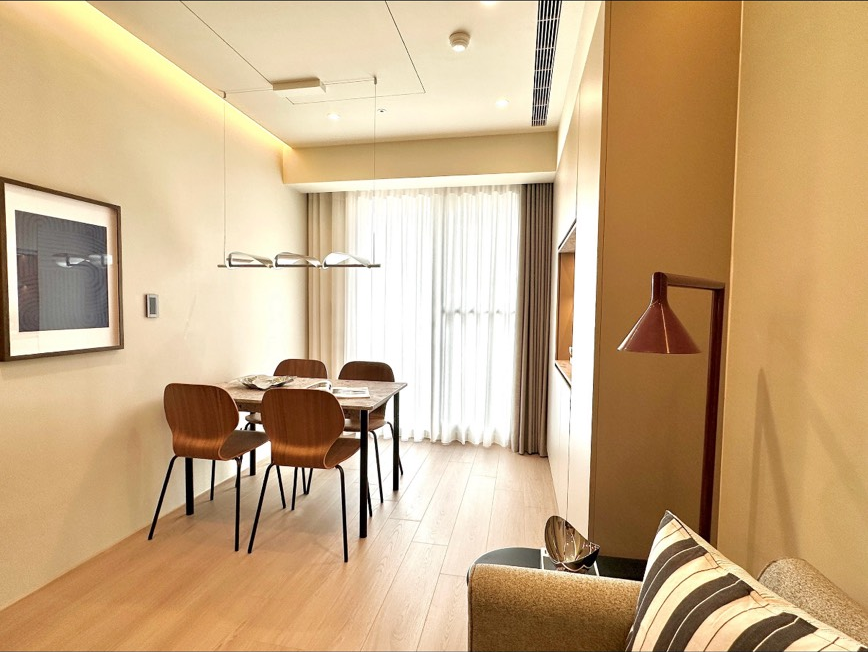 從客廳望向餐廳，木質餐椅與紅色立燈搭配窗邊採光 | GL6116 雷克雅灰橡 超耐磨木地板 | NAXHORN 犀牛地板